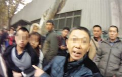 女子手机被扒 “熊抱”小偷不放手