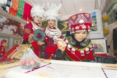 首届重庆文化惠民消费季启动 现场扫码抢“文化礼包”