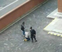 重庆某高校惊现“下跪哥” 宿舍门口下跪求女友原谅