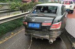 雨雾天遇下坡，高速弯道小轿车突减速被追尾