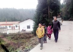 硬化道路通到操场，孩子们上学不再两脚泥