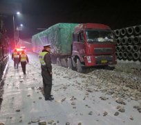 重型货车下坡刹车失灵 司机这个简单动作救了多人性命