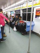 中年大妈躺轻轨座椅睡大觉