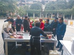 社区联合超市灌香肠 便民服务活动获居民赞
