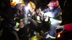 小伙凌晨酒后骑摩托车 冲进排水沟动弹不得