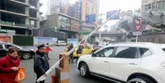 脑洞大开!这个道闸是用柜子做的