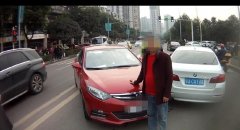 男子醉驾发生交通事故 买来矿泉水狂饮