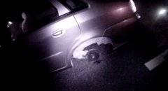 小伙驾车赶飞机，开着开着轮子没了