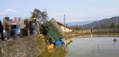 酒驾男子逃避检查玩＂躲猫猫＂ 油门当刹车翻进鱼塘