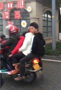 小小摩托塞5人 这个超载厉害了