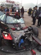 上百万超跑南滨路撞车 致一死一重伤
