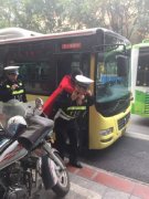 公交车突然熄火驾驶员一个急刹 女乘客脚遭了