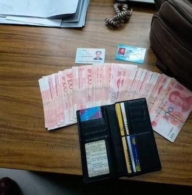 点赞！男子买房的1万现金落公交上 司机交还失主