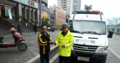 外卖小哥丢手机怕耽搁订单急哭！结果被“雷锋”协警捡到了