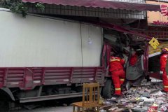 货车失控撞进小超市 车内两人一死一伤