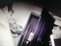 通过猫眼发现阳台有人影 女子连忙报警