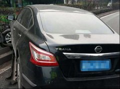 刹车失灵，为避让车辆冲上高庙村绿化带