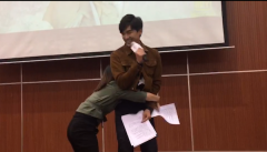 新版“靖哥哥”来渝  迷妹抱住他的腰不撒手！