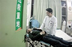男子晕倒公交车上 送医后病床上拔针头就跑
