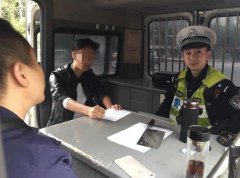 两男子在牛角沱开斗气车  一人提菜刀一人持棍