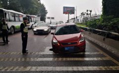 石黄隧道窨井盖失踪  小轿车遭“轮陷”