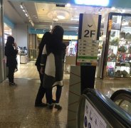  重庆一对情侣商场热吻 从4楼吻到1楼
