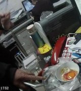 重庆一男子超市买回鸡蛋疑有苏丹红