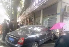 又是油门当刹车！小车冲进门市