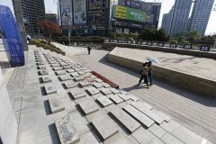 石桥铺商圈现大尺寸“键盘”