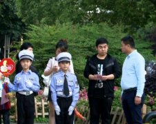 重庆街头现“小交警”