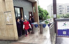 一个小区两家物管“站岗” 业主反倒心慌