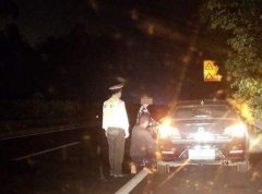 高速路上起争吵妻子要弃车 丈夫竟突然下跪