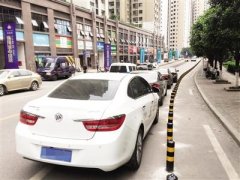 石马河两车道上修起“奇怪路障” 这路不是一般的窄