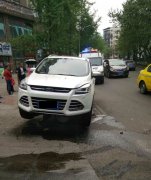 车辆失控骑上北碚老博物馆路边隔离，石墩被撞成“桌球”