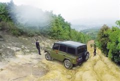 重庆一老爸带宅男儿子练胆，开车到半山腰卡住了