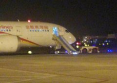 重庆机场一客机滑梯意外释放，竟是空乘人员误操作!