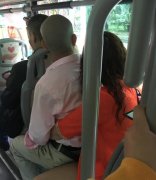 辣眼睛：公交车上竟然出现了这样一幕