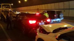 三车追尾撞成了“连体婴” 只因刹车当油门