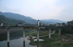 重庆一廊桥下建起了民宿  悬空30米透明地板让人惊