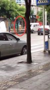 重庆长寿街头现裸男 路人惊呆！