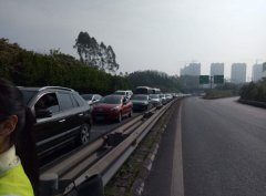 渝遂高速大路下道口拥堵严重 车辆排数公里长龙