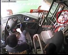 公交车遭遇“闪电扒手”  作案过程不到2秒