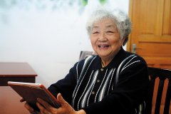 送子女出国后，谁来陪伴家中老父母？80岁毛婆婆：空巢也可以快乐