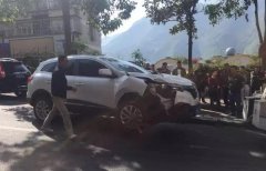 巫山一轿车突然刹车失灵 路边大树无辜躺枪