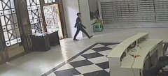 重庆一男子从31楼高空盗走18万现金