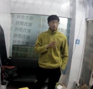 男子买低价手机上当 店家拒绝退款还不放他走