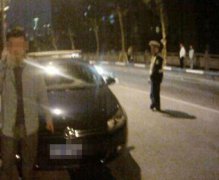 醉酒男驾车忘记回家路 径直开进检查站