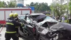  轿车司机“打瞌睡” 一脚油门怼上路边大货车