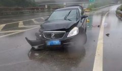  小车高速路上连翻三圈后又遭追尾 轮胎被撞飞十几米