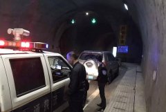 重庆两男子把车停在高速路隧道睡大觉
